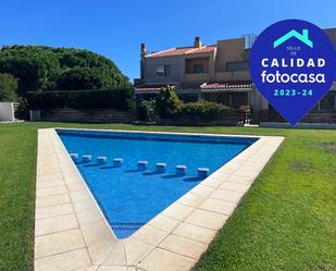 Piscina de Casa adosada en venda en Mont-roig del Camp amb Aire condicionat, Terrassa i Balcó