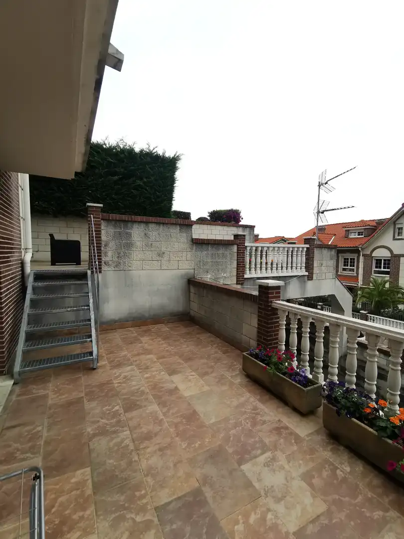 Terrassa de Casa o xalet en venda en Castro-Urdiales amb Calefacció, Jardí privat i Terrassa