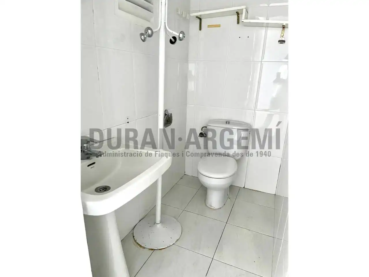 Badezimmer von Geschaftsraum zur Miete in Centre