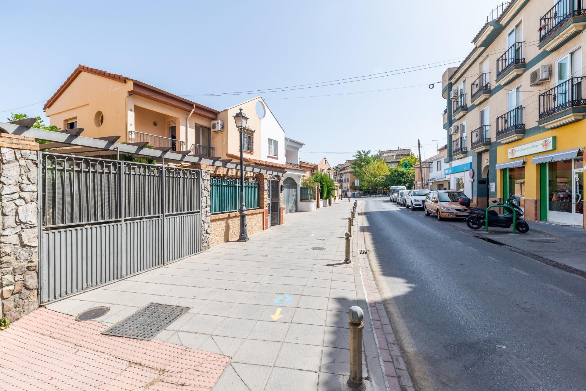 Vista exterior de Casa adosada en venda en La Zubia amb Aire condicionat i Jardí privat