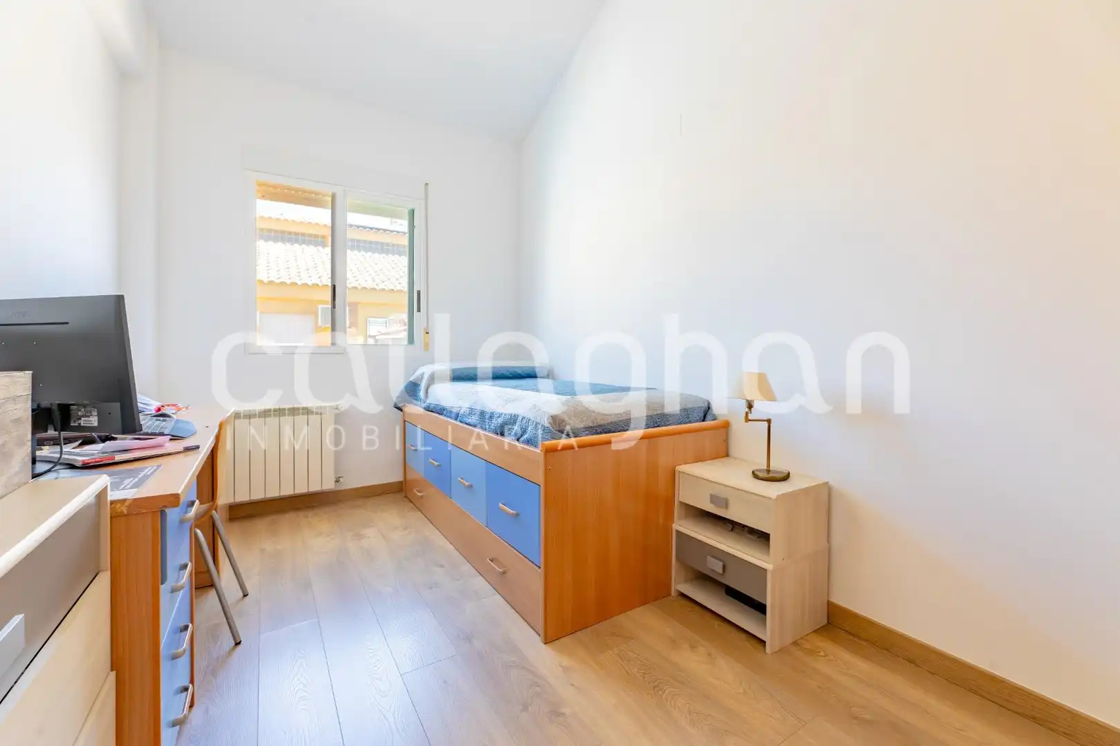 Dormitori de Casa adosada en venda en La Pobla de Vallbona amb Aire condicionat, Jardí privat i Terrassa
