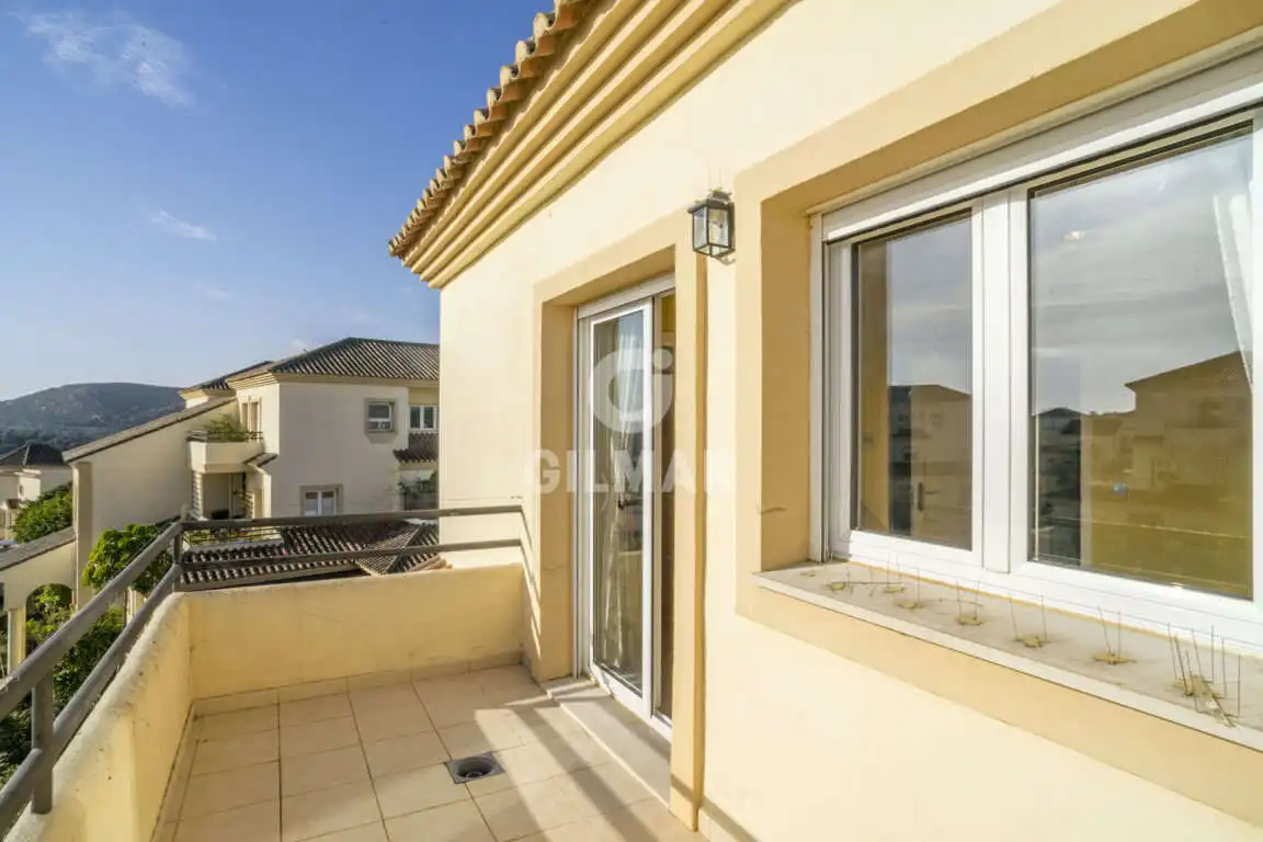 Außenansicht von Maisonette zum Verkauf in Sotogrande mit Heizung, Abstellraum und Schwimmbad