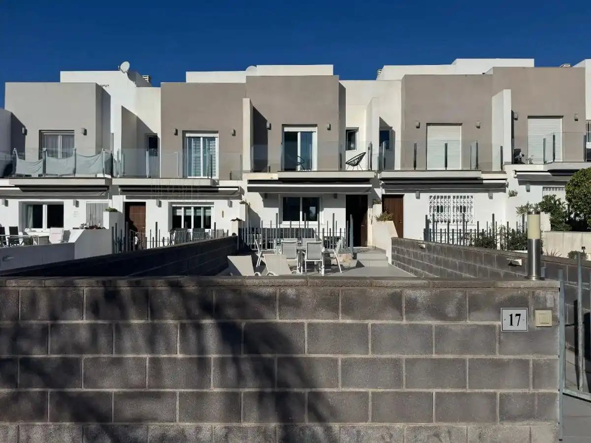 Vista exterior de Casa adosada en venta en Torrevieja con Aire acondicionado, Jardín privado y Amueblado