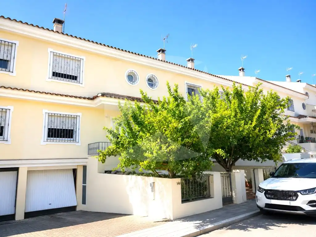 Vista exterior de Casa adosada en venda en Badajoz amb Aire condicionat, Terrassa i Piscina
