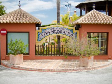 Casa aparellada amb balcó en venda a Calle Enebro 20
