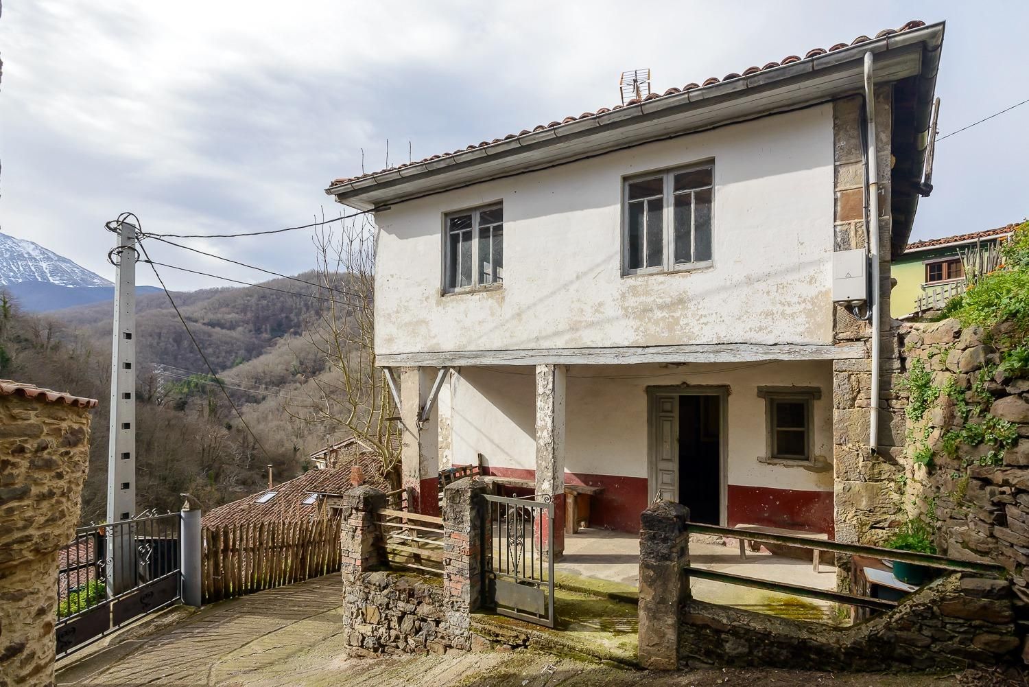 Exterior view of Single-family semi-detached for sale in Quirós  with Private garden, Terrace and Storage room