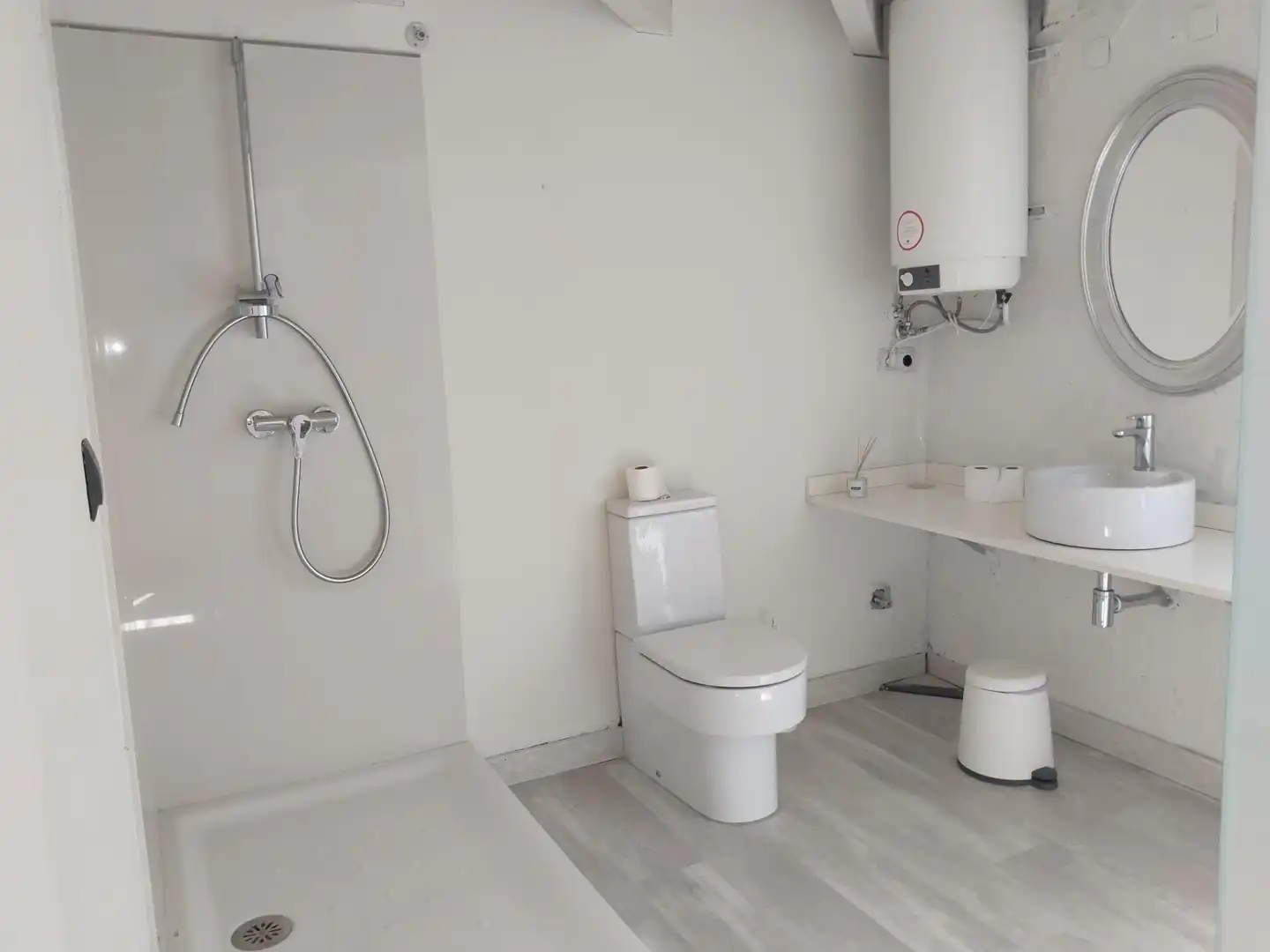 Bany de Oficina de lloguer en Torrelavega  amb Aire condicionat, Calefacció i Terrassa