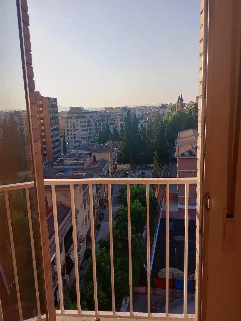 Vista exterior de Piso para compartir en Granada con Calefacción, Amueblado y Horno
