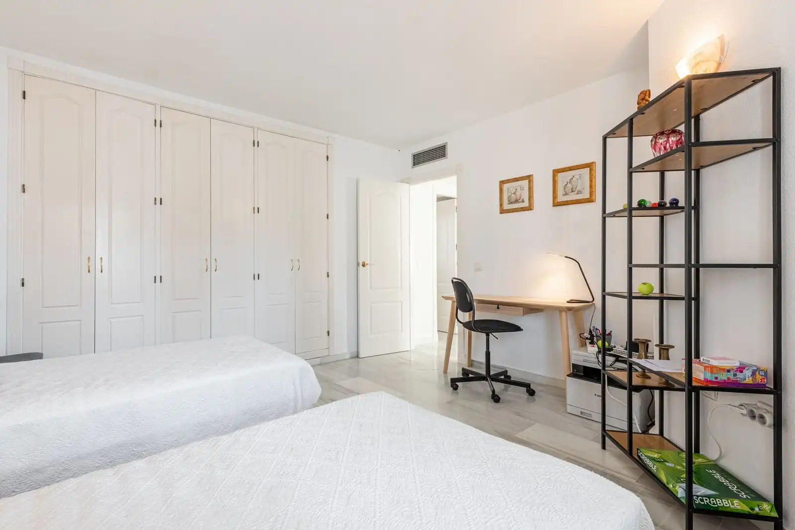 Habitación de Apartamento en venta en Marbella con Terraza, Amueblado y Piscina comunitaria