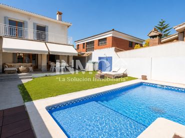 Casa aparellada amb piscina en venda a Carrer Nautilus