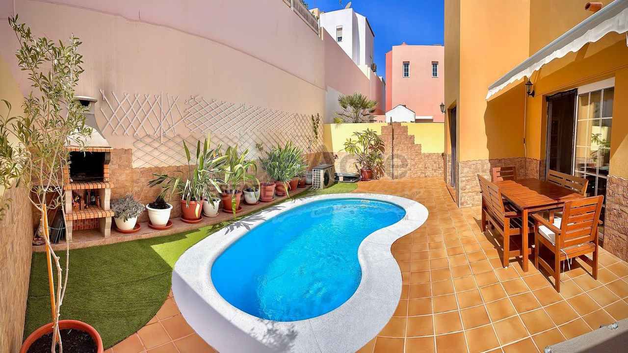 Swimming pool of Duplex for sale in Tuineje