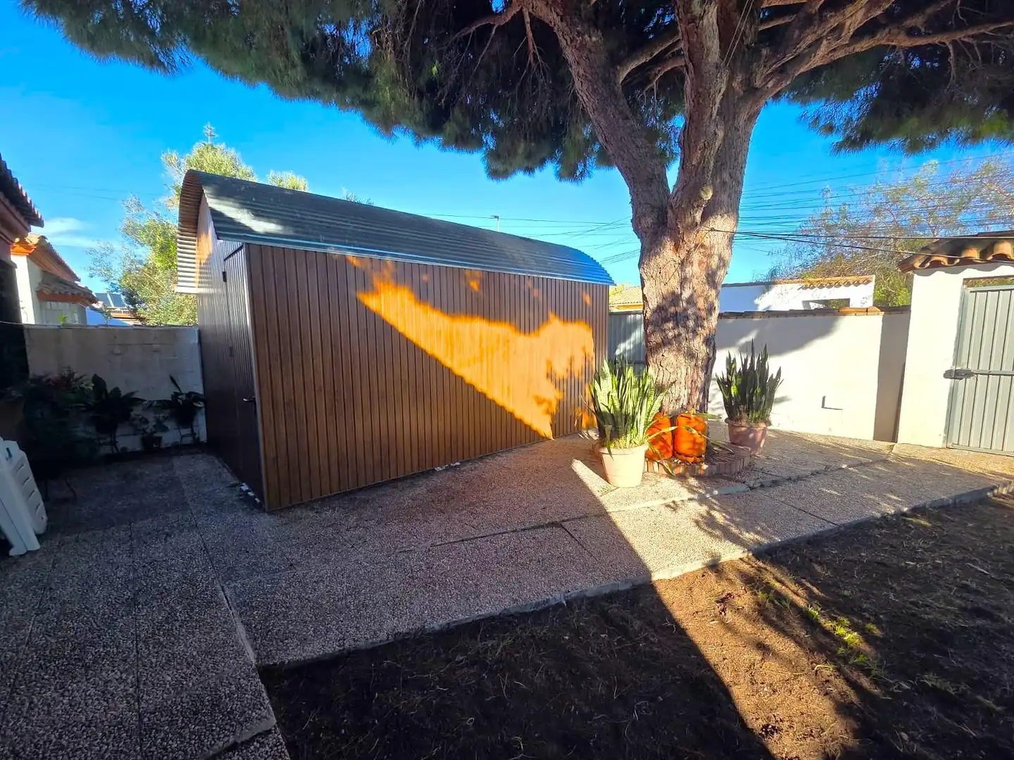 Vista exterior de Casa o xalet en venda en Chiclana de la Frontera amb Jardí privat