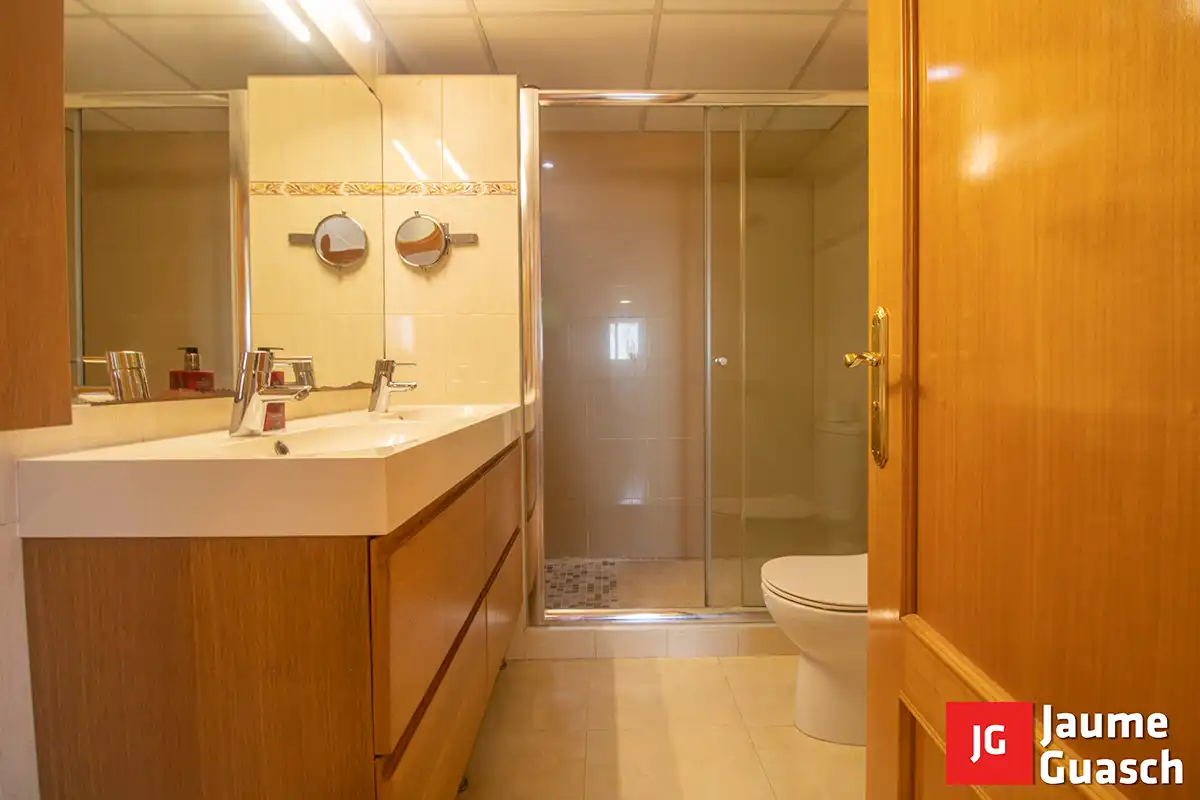 Badezimmer von Wohnung zum Verkauf in Torredembarra mit Klimaanlage, Heizung und Balkon