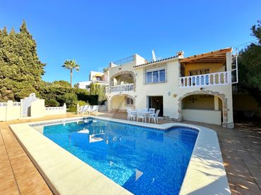 Villa con balcone in vendita a Cala Advocat - Baladrar