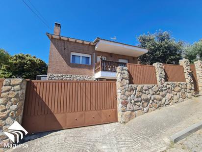 Vista exterior de Casa o xalet en venda en El Casar amb Aire condicionat i Piscina