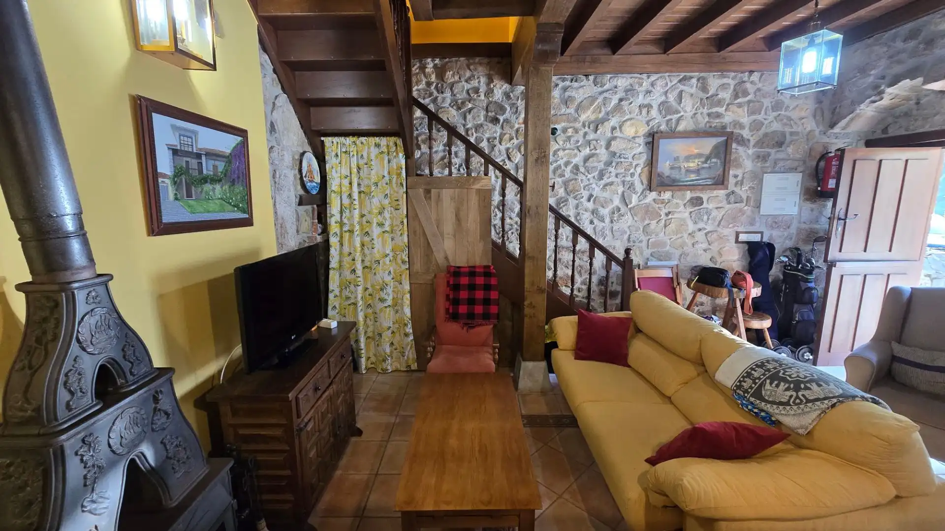 Sala d'estar de Casa o xalet en venda en Llanes amb Calefacció