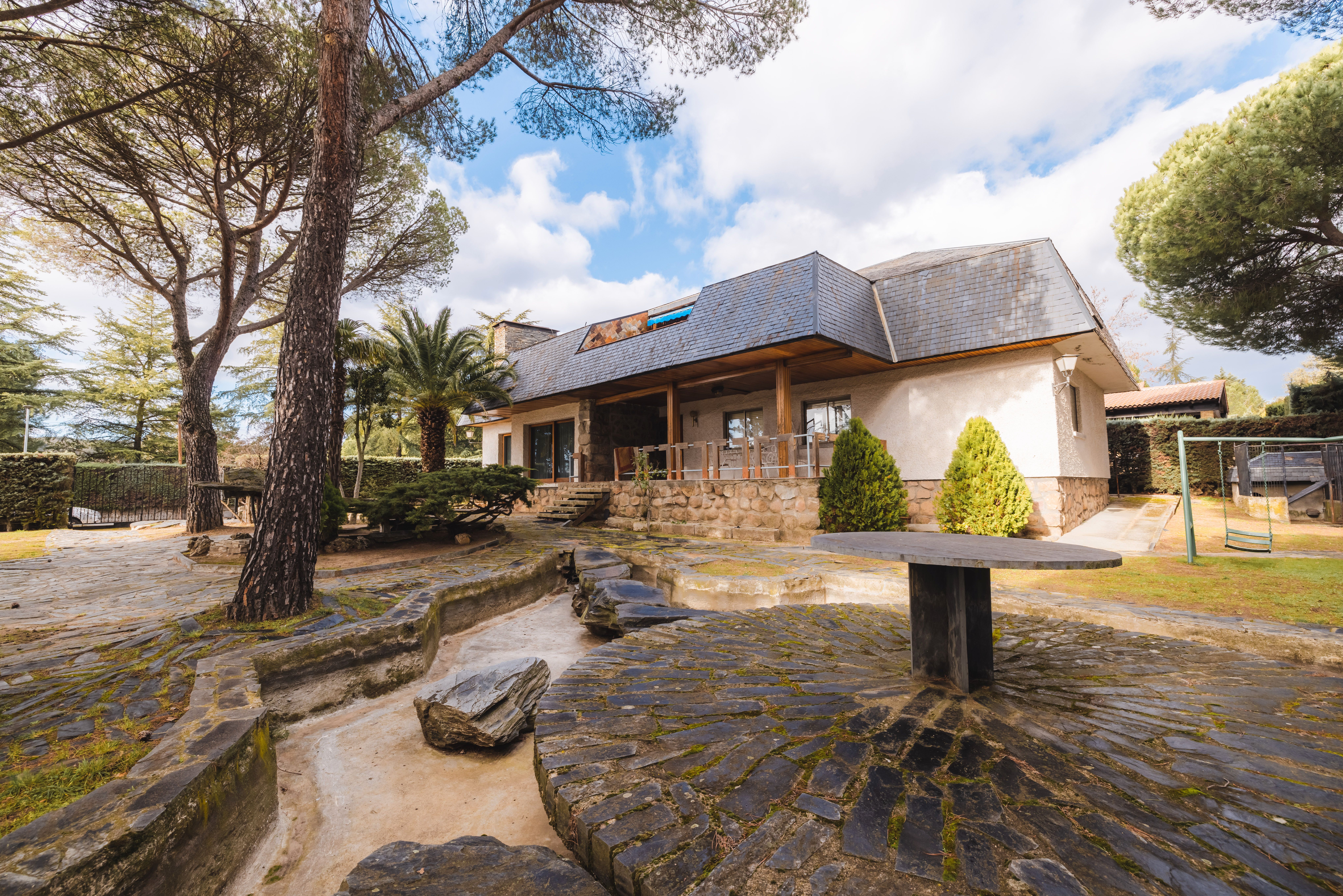 Vista exterior de Casa o xalet en venda en Valdemorillo amb Calefacció, Jardí privat i Piscina
