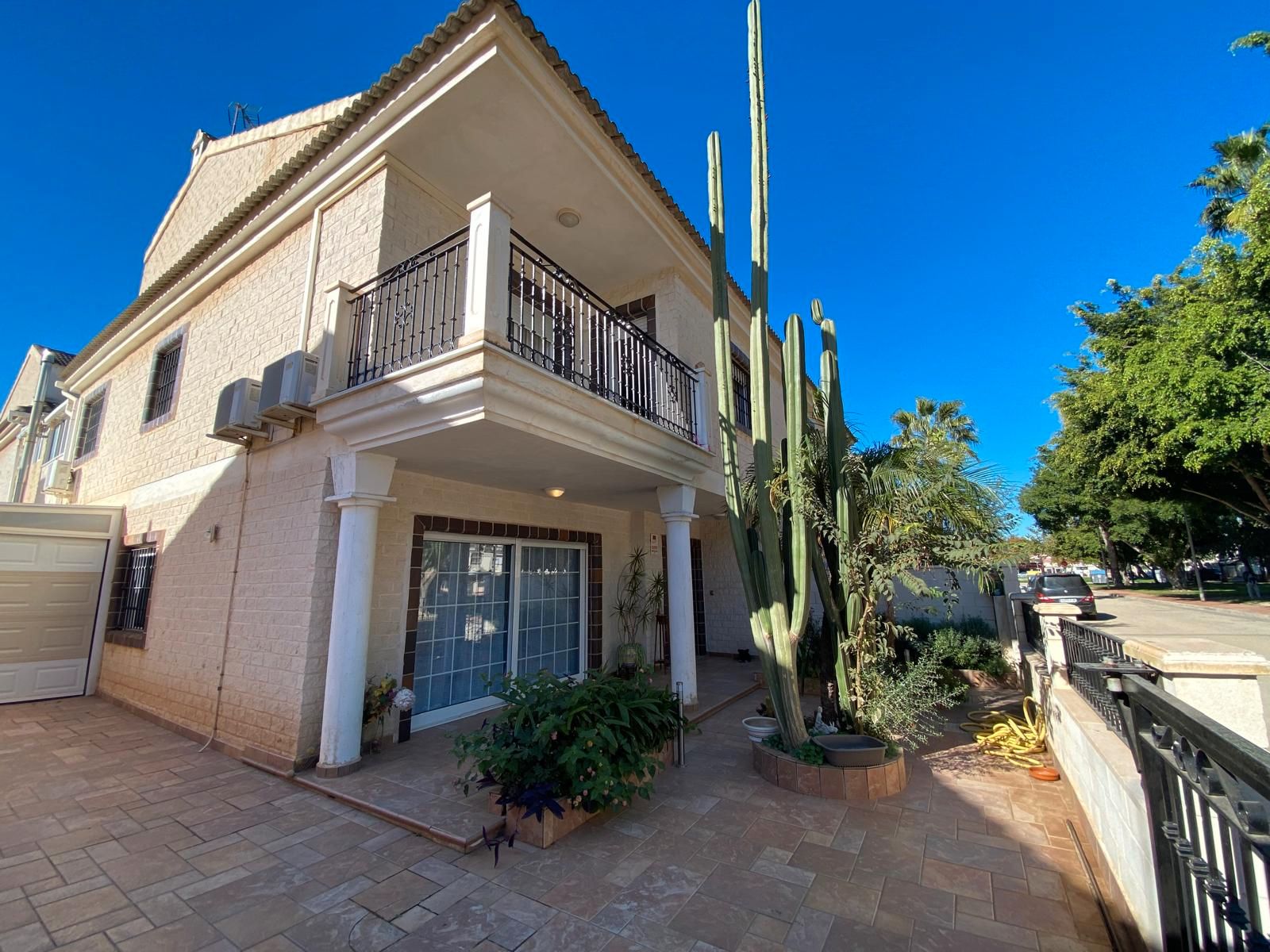 Vista exterior de Casa adosada en venda en San Javier amb Aire condicionat, Calefacció i Jardí privat