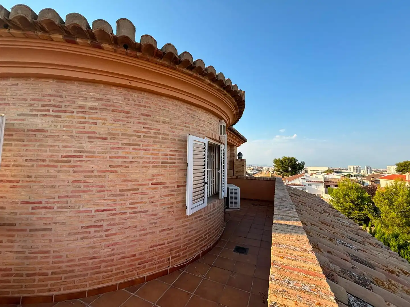 Vista exterior de Casa o xalet en venda en Torrent amb Aire condicionat i Piscina