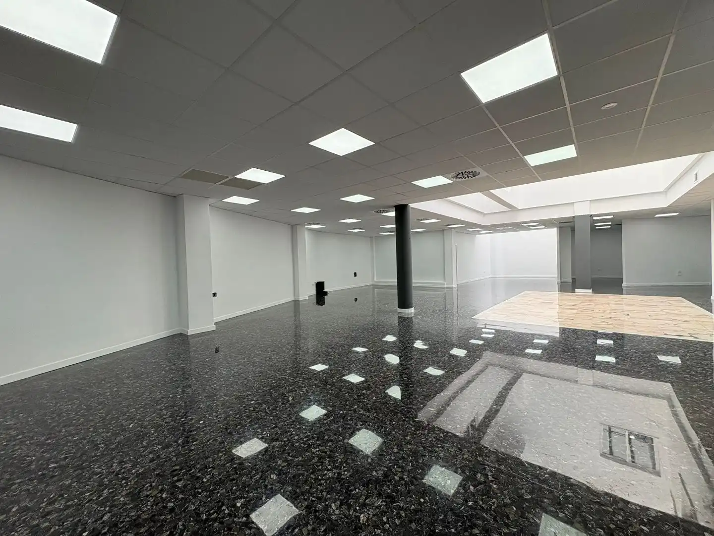 Commercial properties for sale in Paterna  with Air Conditioner, Furnished and Internet