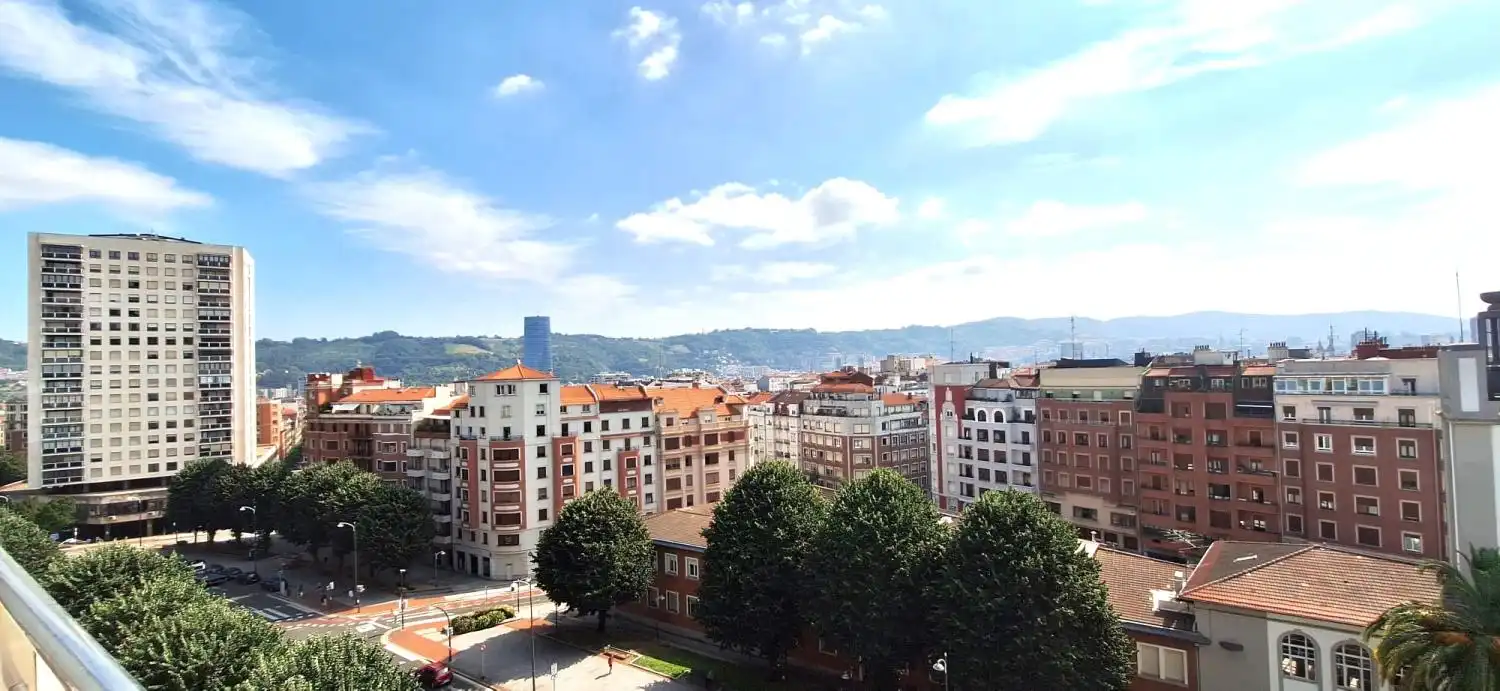 Vista exterior de Àtic en venda en Bilbao  amb Calefacció i Terrassa