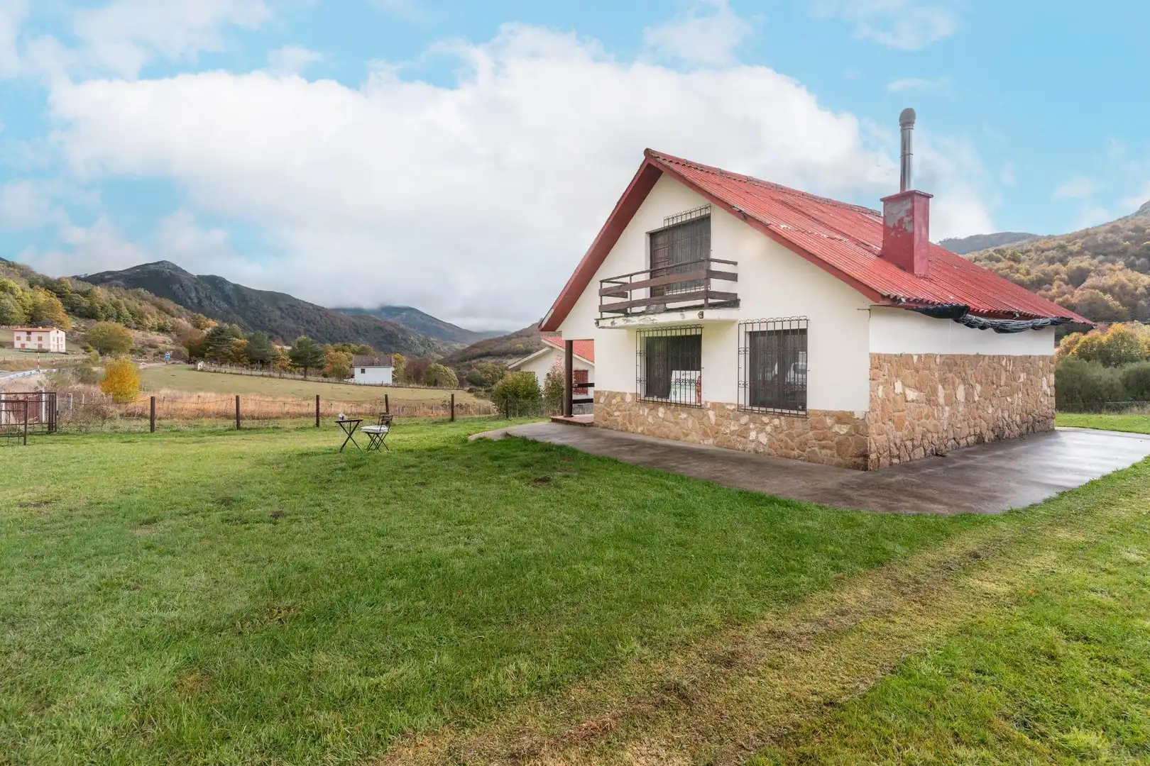 Vista exterior de Casa o chalet en venta en Burón con Jardín privado y Amueblado