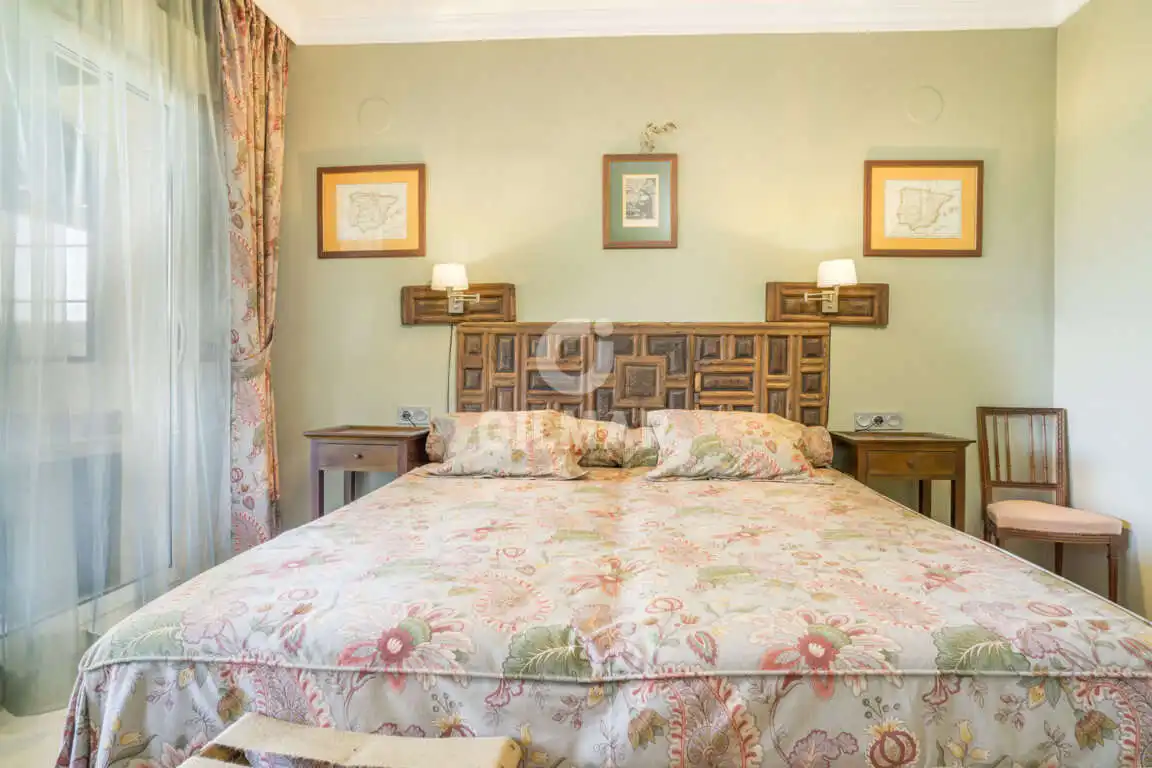 Schlafzimmer von Maisonette zum Verkauf in Sotogrande mit Heizung, Abstellraum und Schwimmbad