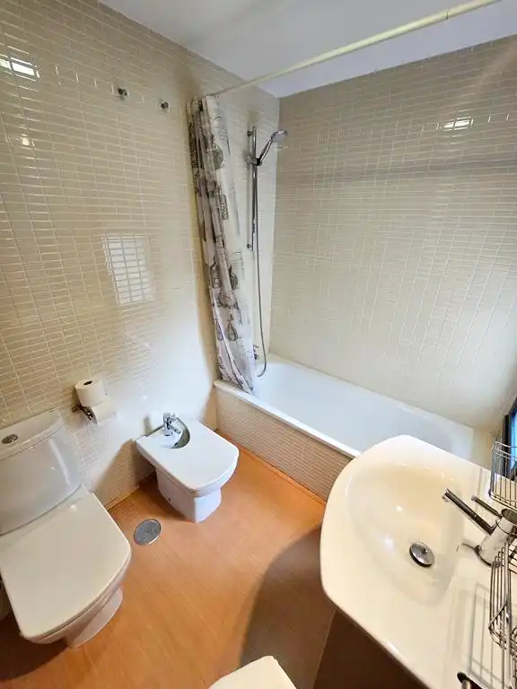 Badezimmer von Wohnung zur Miete in Valdemoro mit Heizung, Parkett und Ofen
