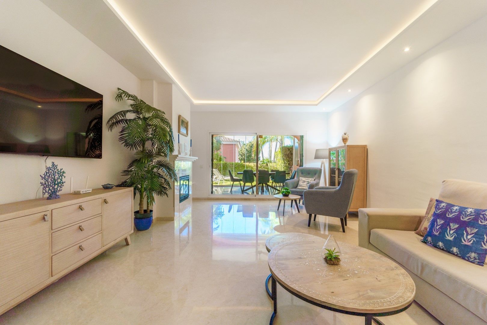 Sala d'estar de Apartament en venda en Estepona amb Aire condicionat, Piscina i Piscina comunitària