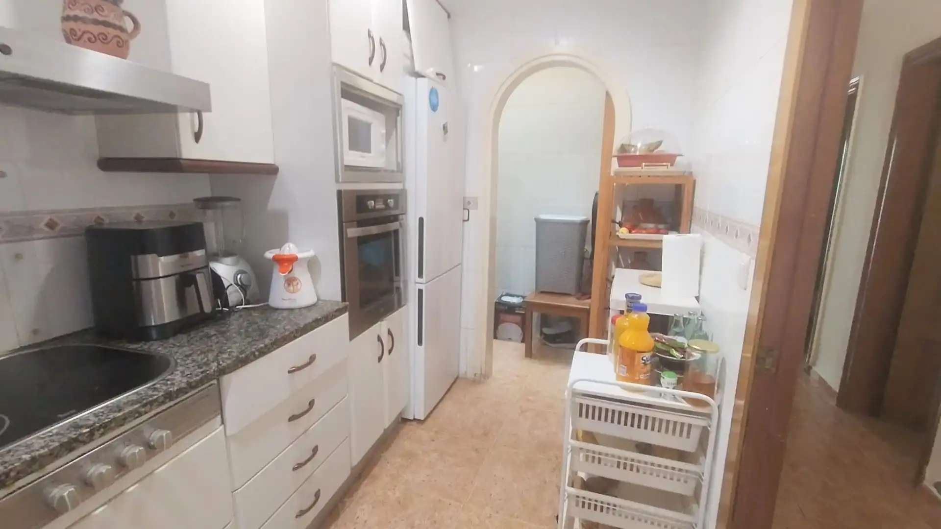 Küche von Haus oder Chalet zum Verkauf in Salt mit Privatgarten