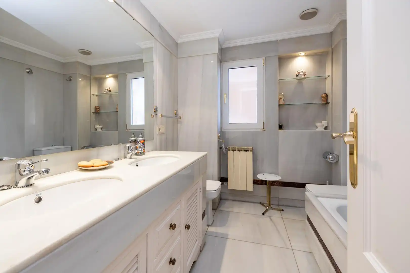 Bathroom of Flat for sale in Granada