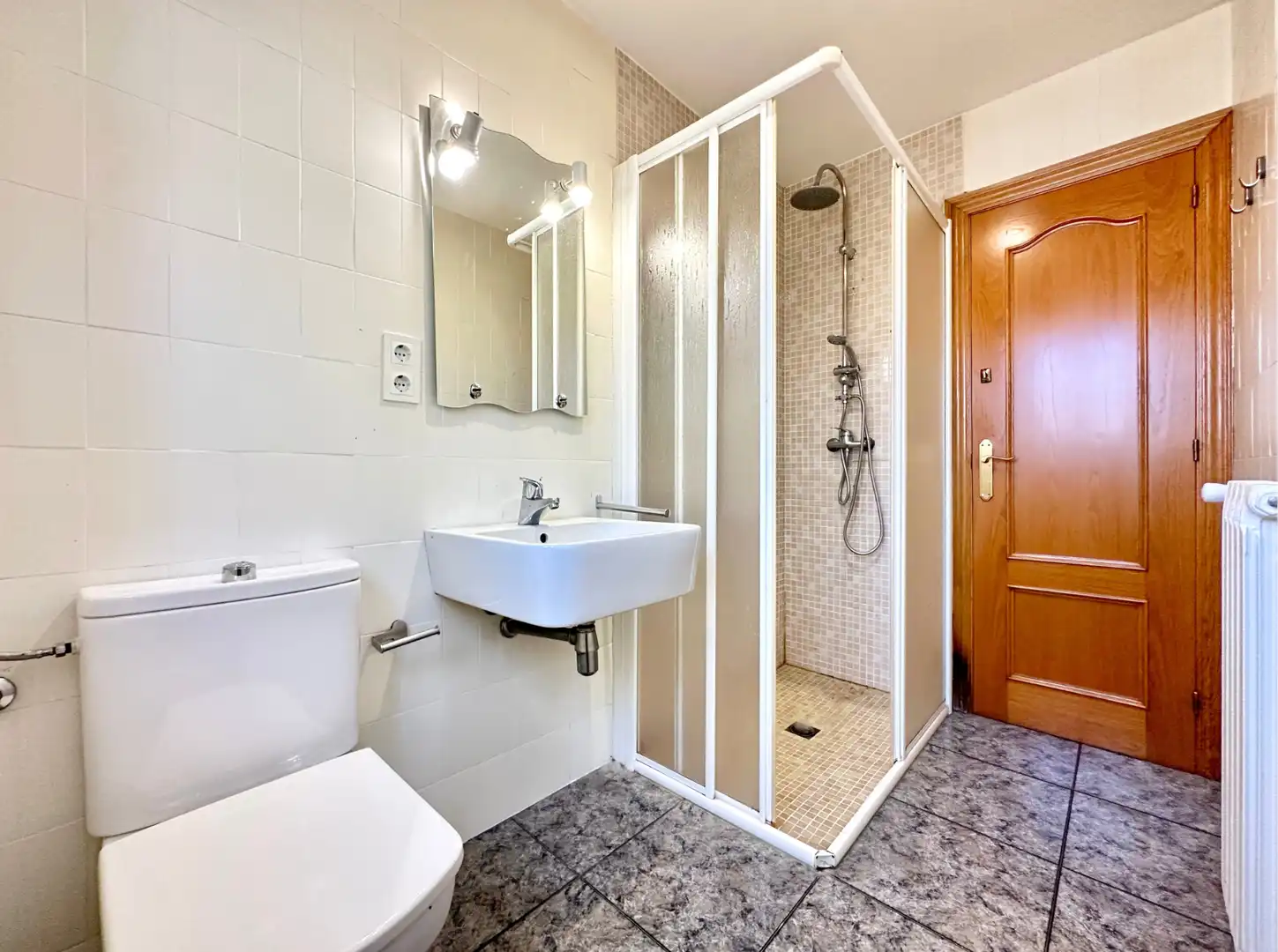 Badezimmer von Wohnung zum Verkauf in Torelló mit Heizung, Terrasse und Ofen