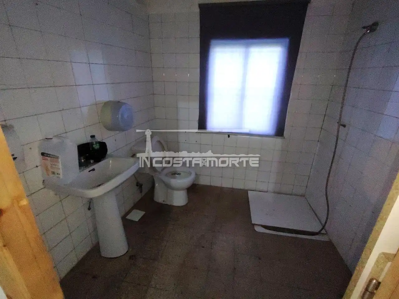Bany de Local de lloguer en Cee