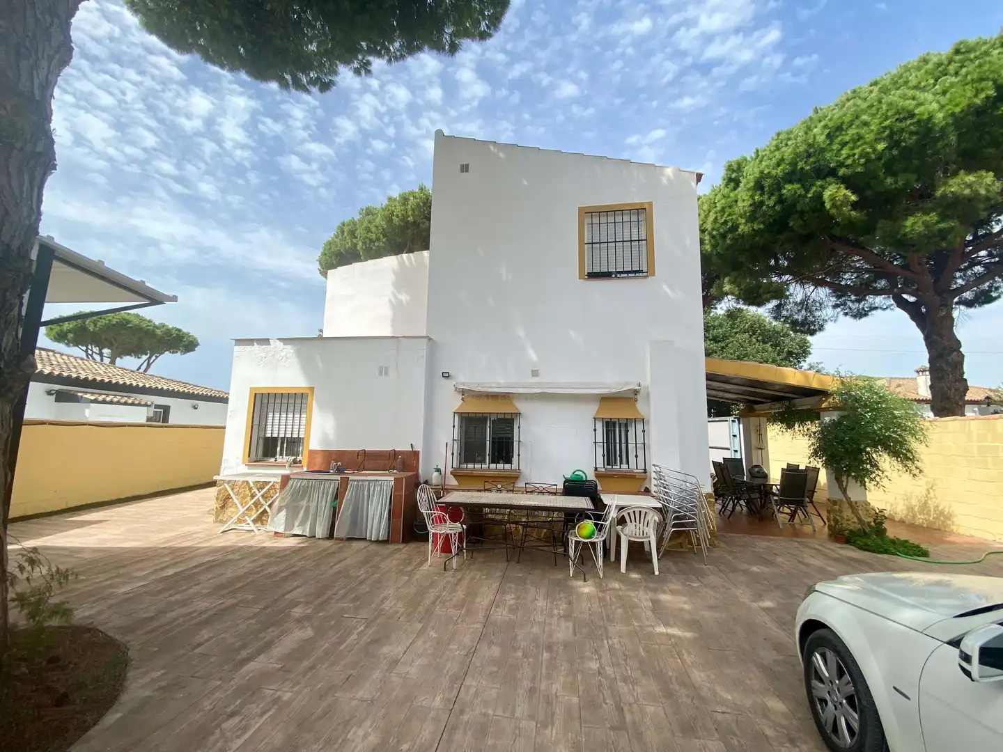 Vista exterior de Casa o xalet en venda en Chiclana de la Frontera amb Piscina