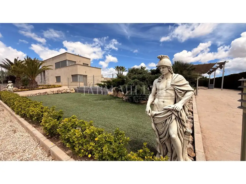 Jardí de Casa o xalet en venda en Yecla amb Aire condicionat, Calefacció i Jardí privat