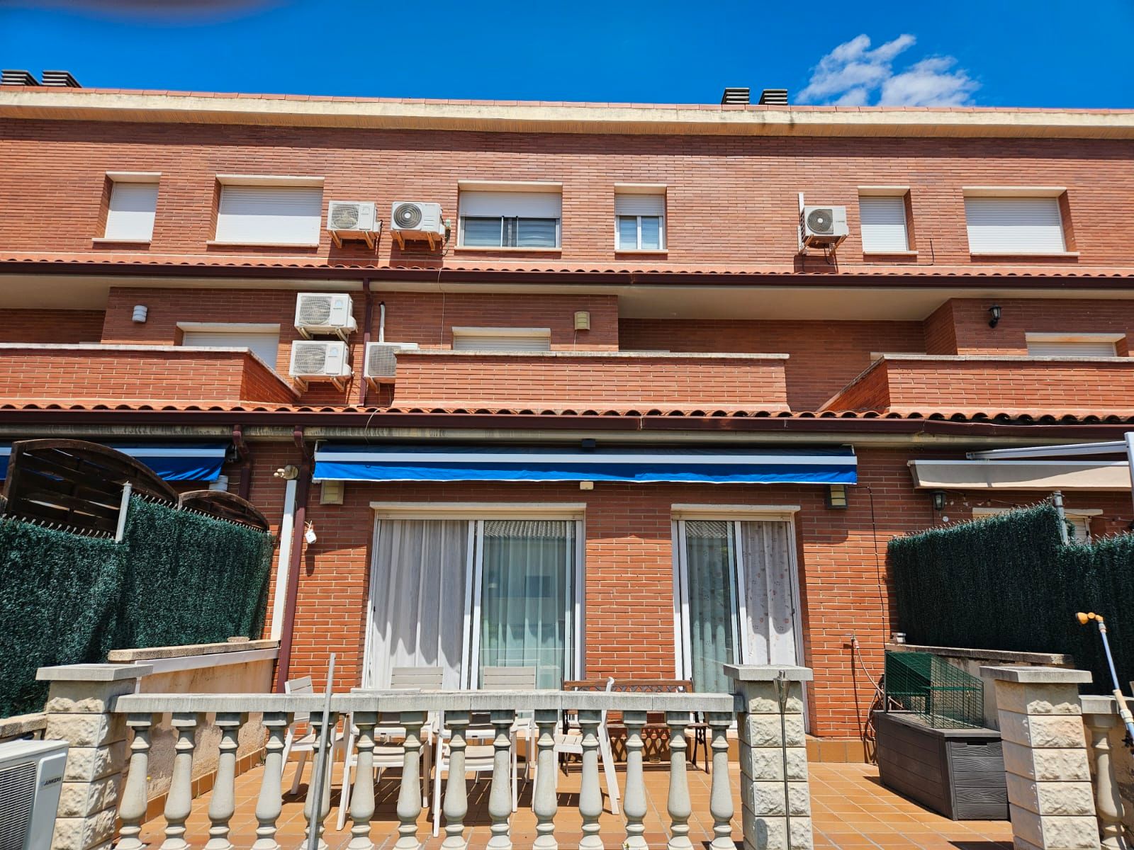 Exterior view of Single-family semi-detached for sale in Banyeres del Penedès  with Air Conditioner, Private garden and Terrace