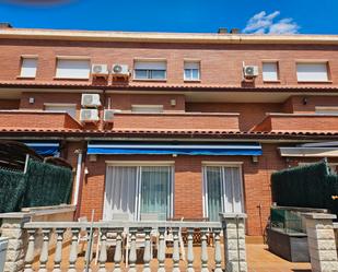 Vista exterior de Casa adosada en venda en Banyeres del Penedès amb Aire condicionat, Jardí privat i Terrassa