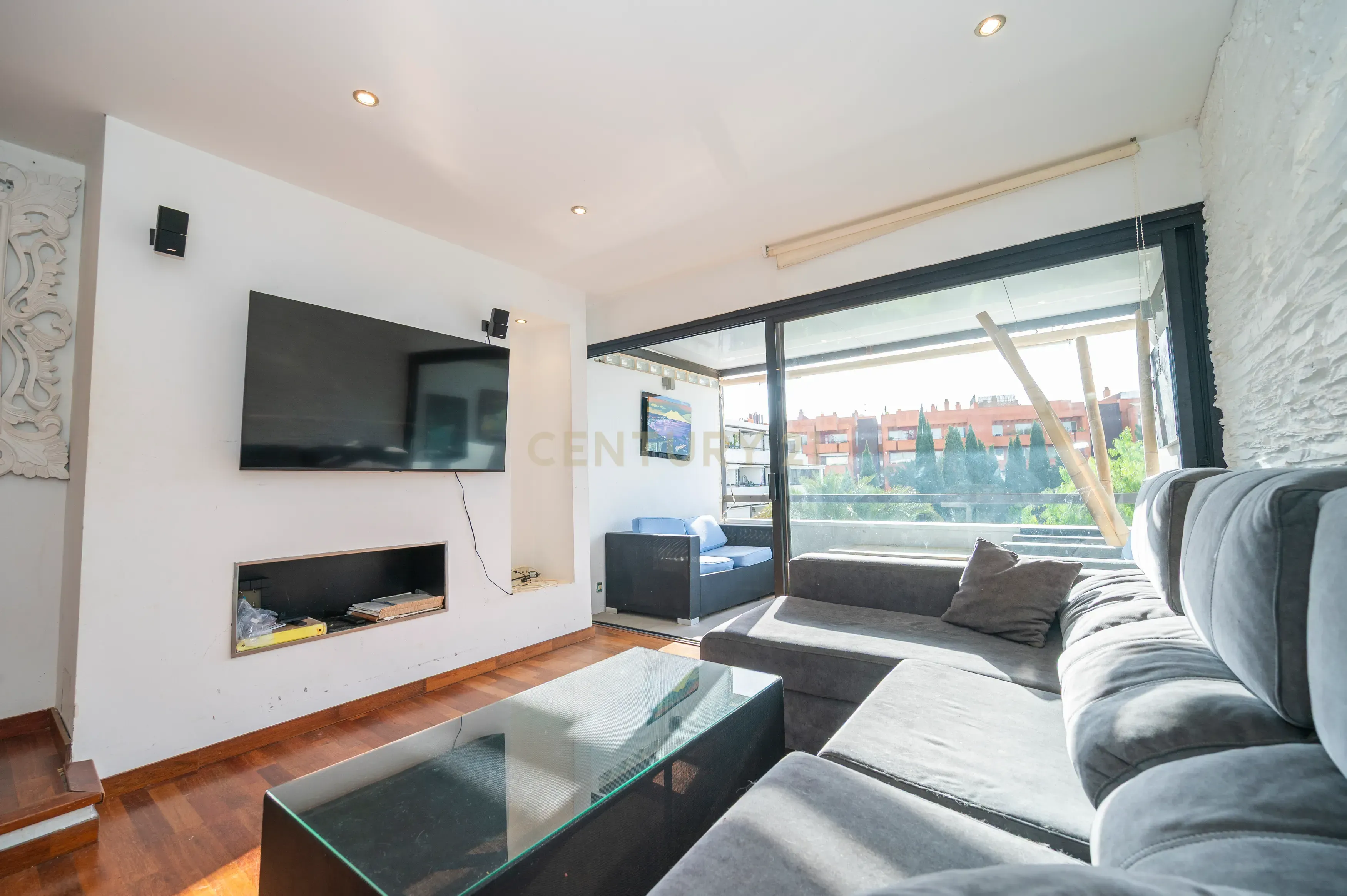 Wohnzimmer von Wohnung zum Verkauf in Santa Eulària des Riu mit Klimaanlage, Privatgarten und Balkon