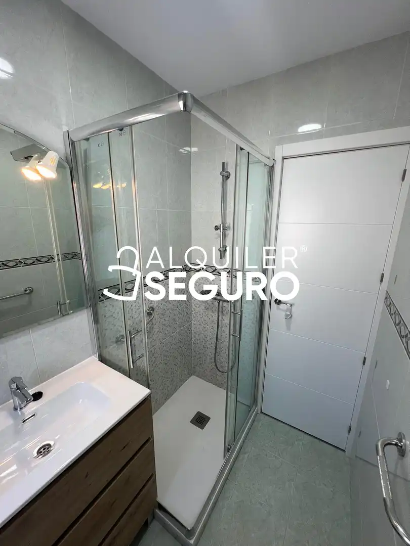 Bathroom of Flat for rent in Madrid  with Air Conditioner, Heating and Terrace