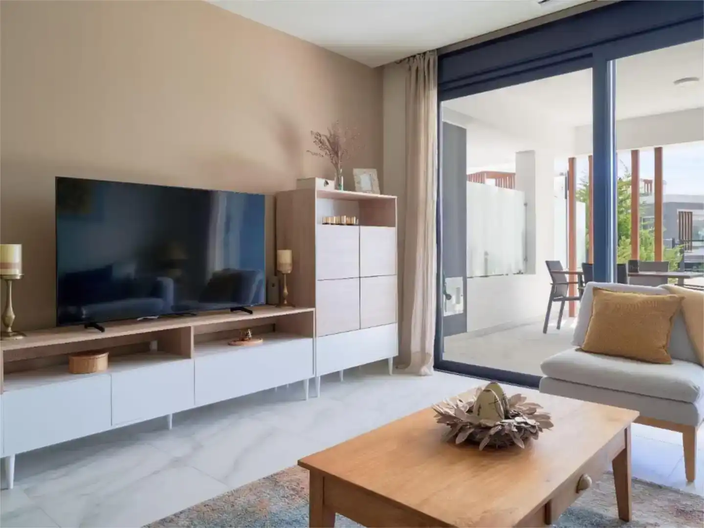 Living room of Flat for rent in Estepona  with Air Conditioner, Swimming Pool and Balcony