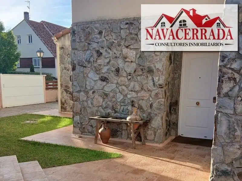 Vista exterior de Casa o xalet en venda en Navacerrada amb Calefacció, Jardí privat i Piscina comunitària
