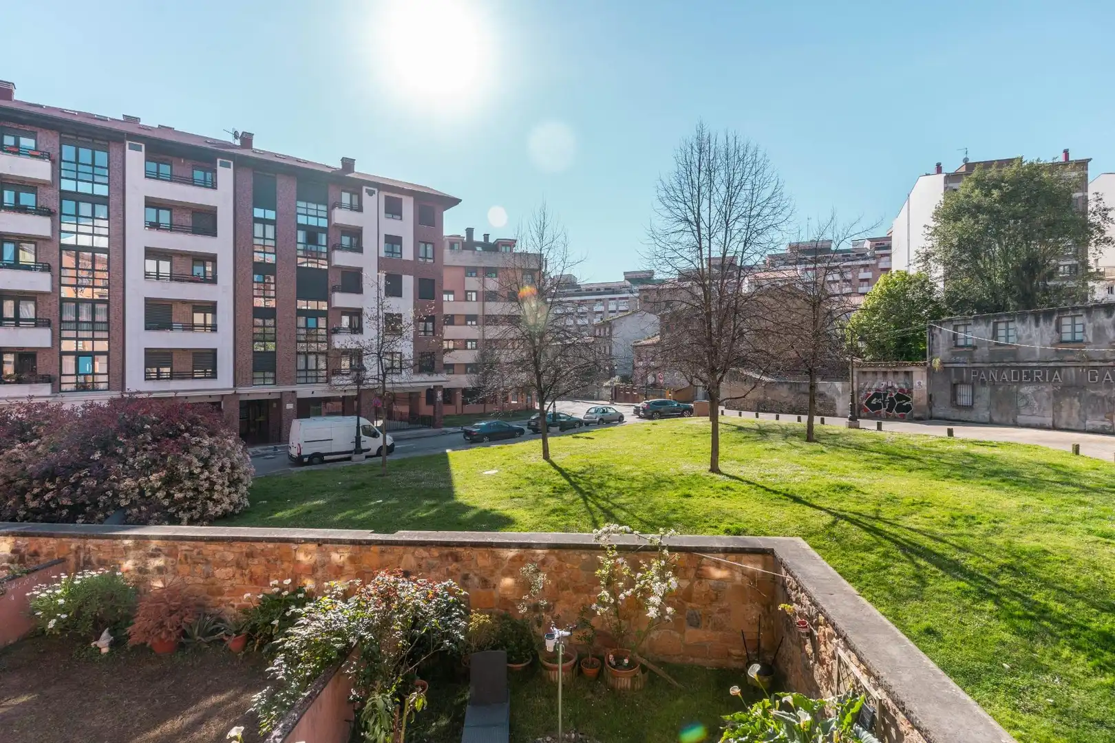 Vista exterior de Pis en venda en Oviedo  amb Calefacció, Moblat i Balcó