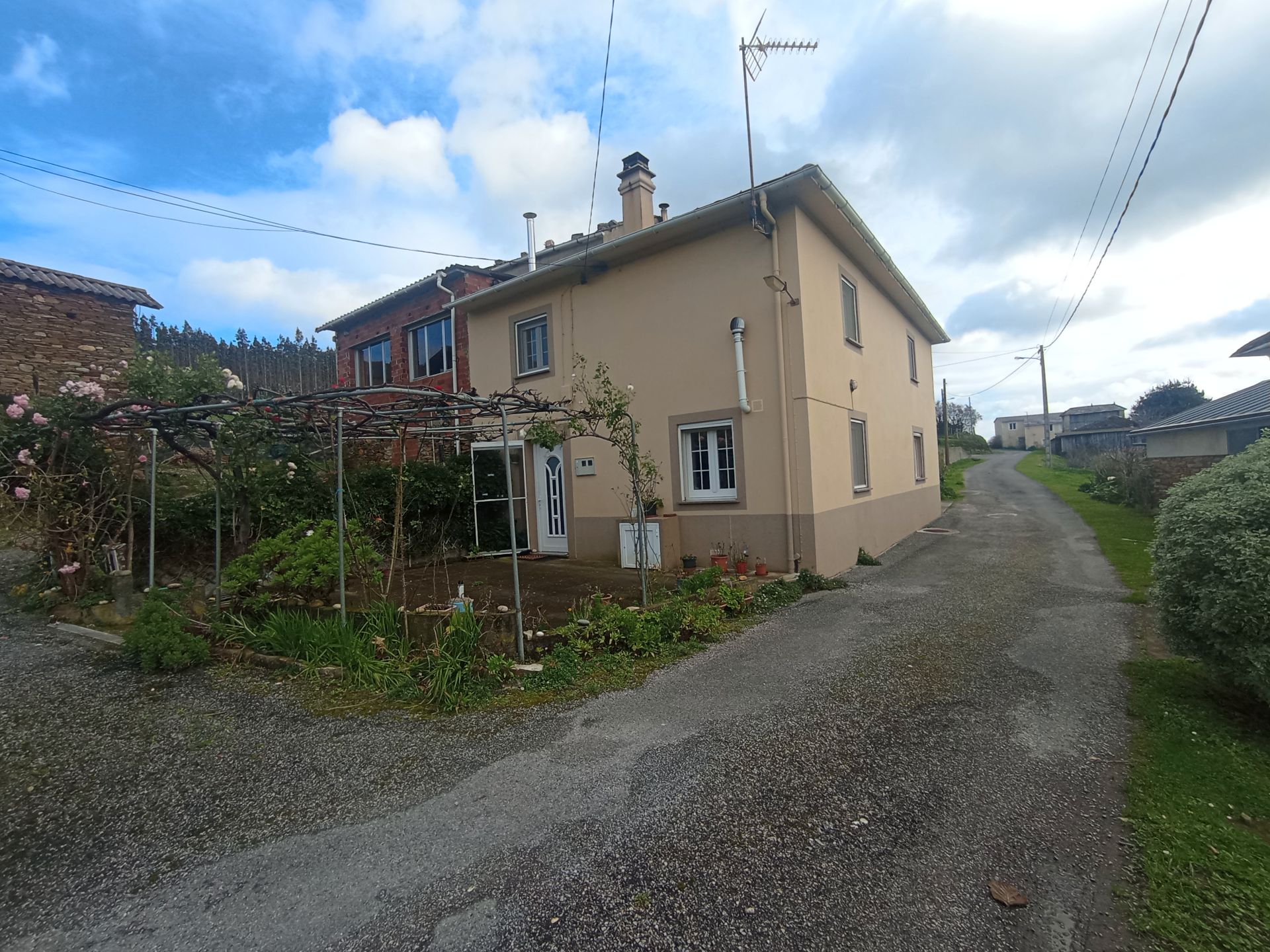 Vista exterior de Casa adosada en venda en Foz amb Calefacció, Jardí privat i Moblat