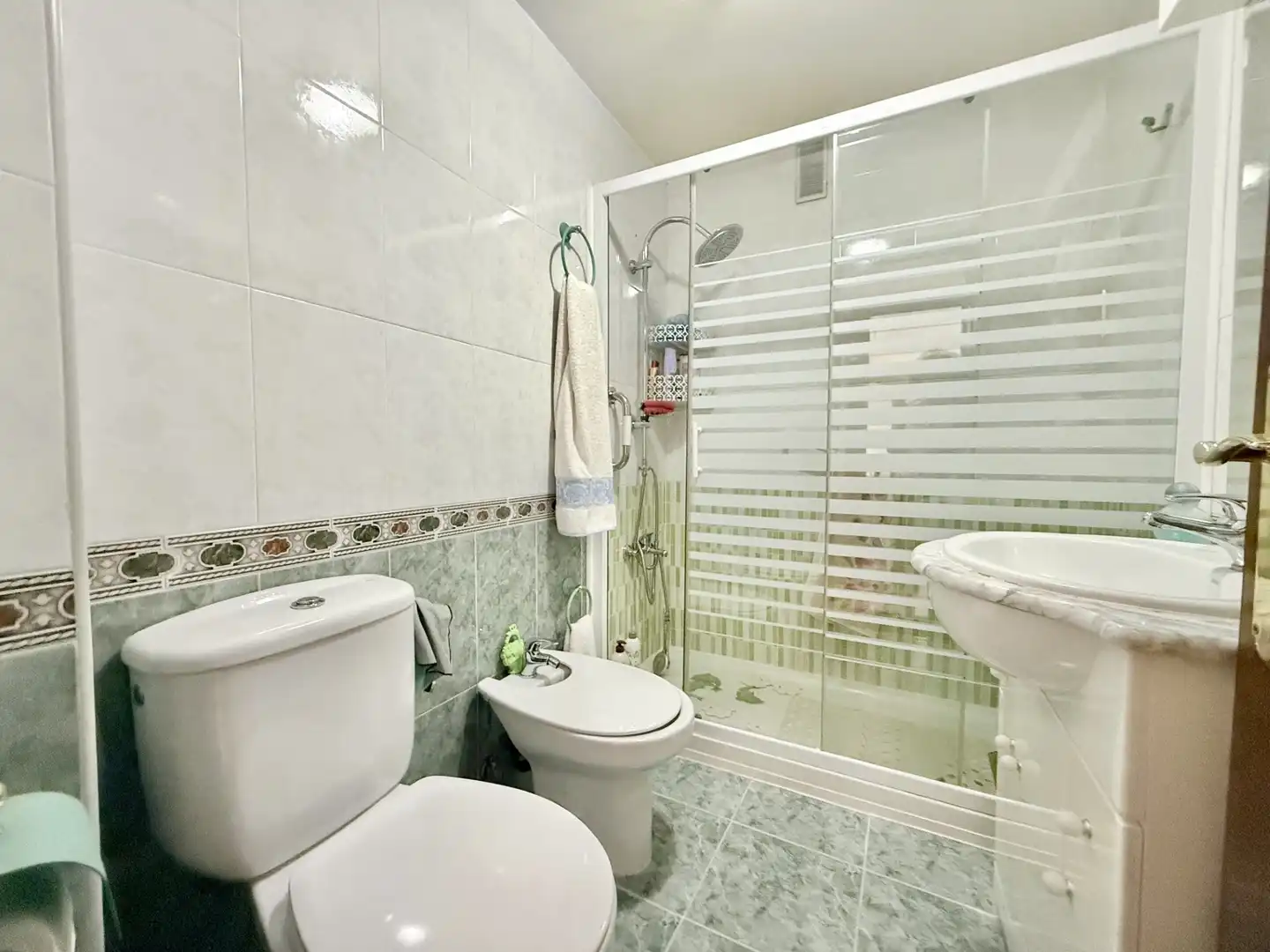 Bathroom of Flat for sale in Madrid  with Heating, Parquet flooring and Terrace