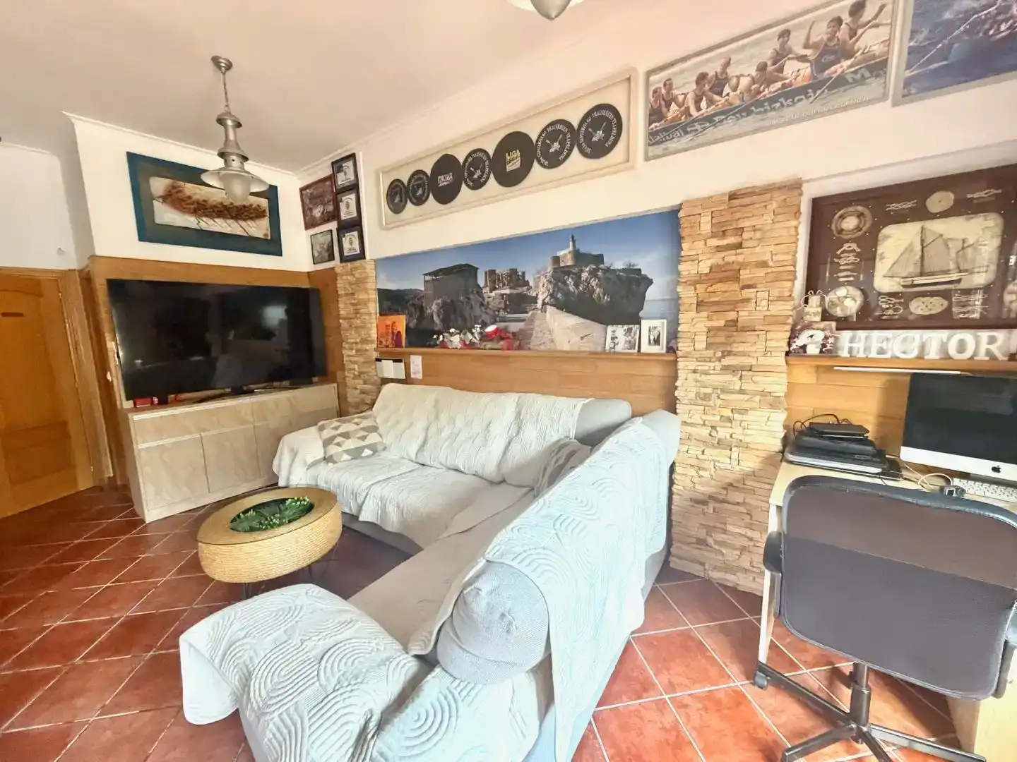 Sala de estar de Casa adosada en venta en Castro-Urdiales con Balcón