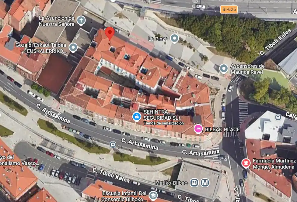 Vista exterior de Pis en venda en Bilbao  amb Calefacció