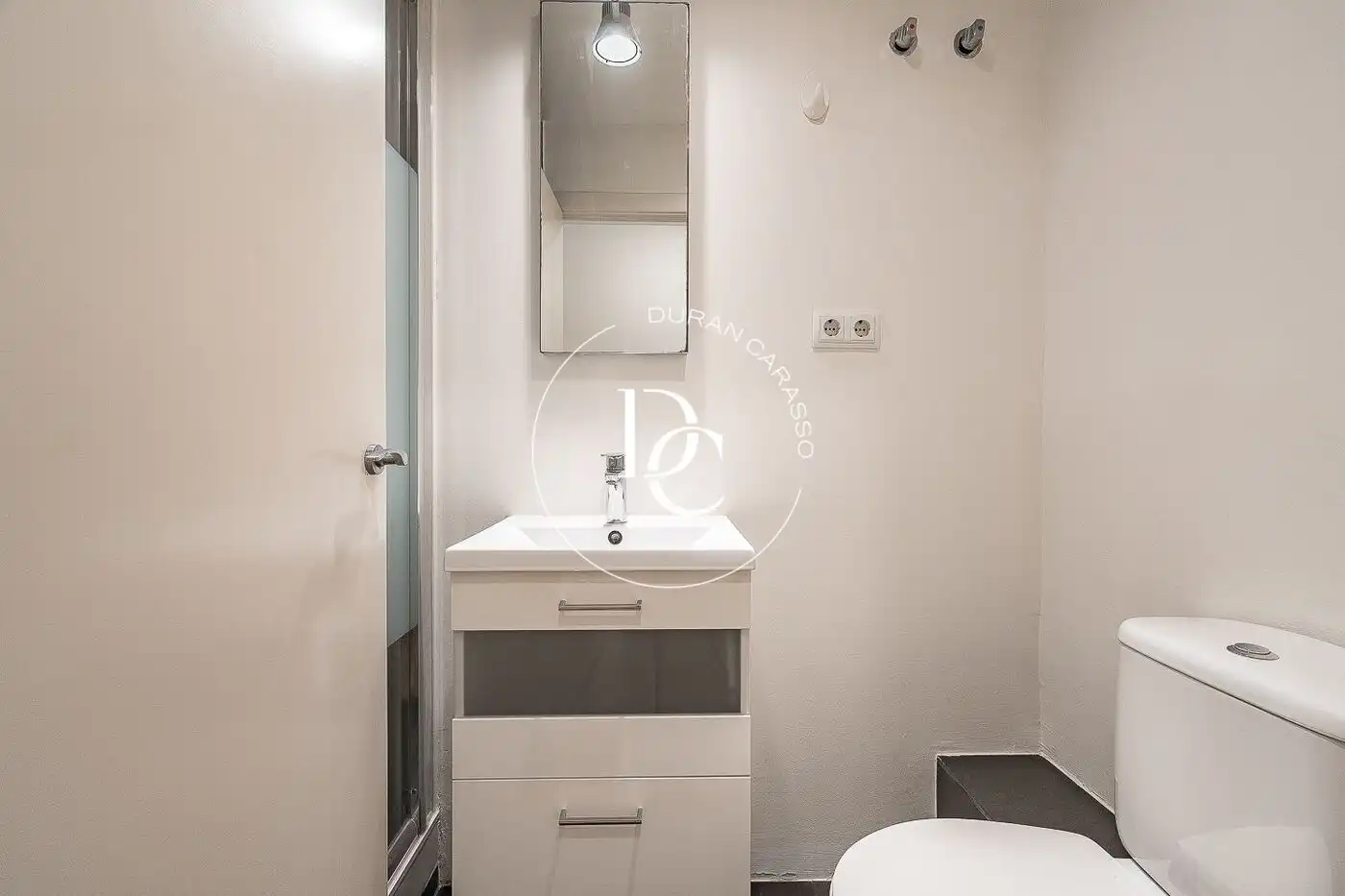 Badezimmer von Dachboden zum Verkauf in Barcelona mit Klimaanlage, Heizung und Terrasse