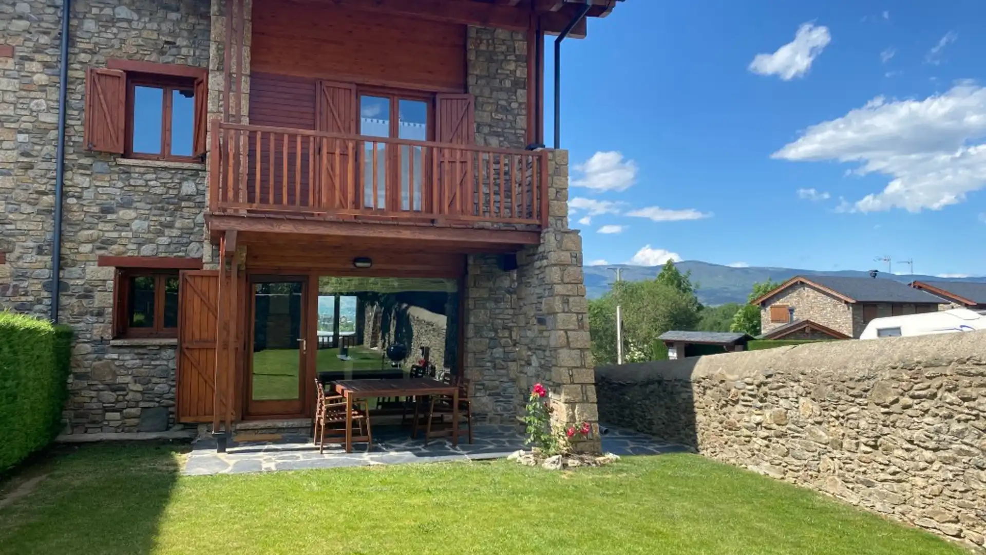 Exterior view of Single-family semi-detached for rent in Puigcerdà  with Heating, Private garden and Parquet flooring