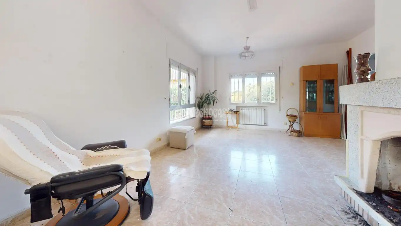 Living room of Detached homes for sale in Fuente El Saz de Jarama  with Private garden, Terrace and Balcony