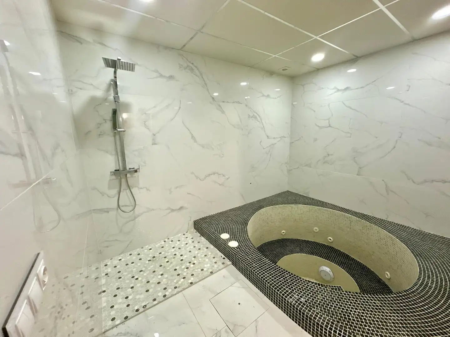 Bany de Casa o xalet en venda en Alicante / Alacant amb Aire condicionat, Jardí privat i Terrassa